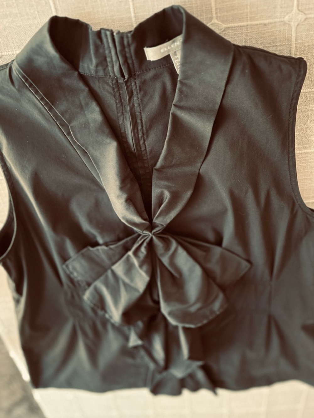 Ellen Tracy Black Sleeveless Top With Bow on the Front and Zipper Down the Back. - Picture 3 of 5